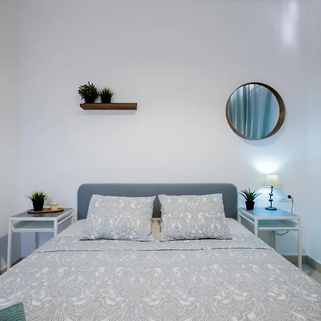 Cozy With Seaview And Parking 아데제