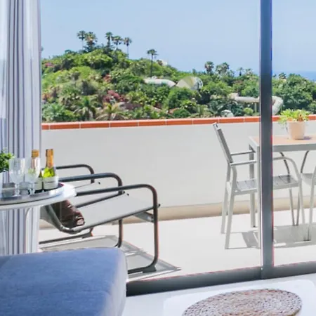Cozy With Seaview And Parking 아데제