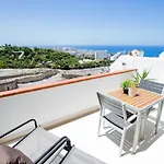 Cozy With Seaview And Parking 아데제