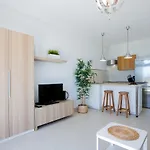 Cozy With Seaview And Parking 아파트 아데제